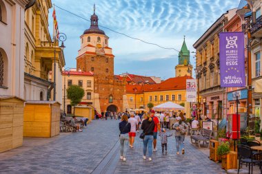 Lublin, Polonya, 22 Ağustos 2024: Lublin, Poland.IMAGE 'deki Krakow kapısının gün batımı manzarası