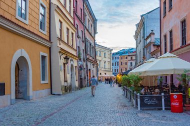 Lublin, Polonya, 22 Ağustos 2024: Lublin, Poland.IMAGE 'deki eski bir kasabanın gün batımı manzarası