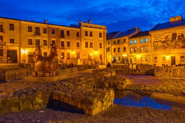 Lublin, Polonya, 22 Ağustos 2024: Lublin, Poland.IMAGE 'deki Plac Po Farze' nin günbatımı