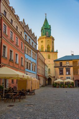 Lublin, Polonya, 23 Ağustos 2024: Lublin, Poland.IMAGE 'de Rynek Meydanı' ndaki renkli evlerin günbatımı