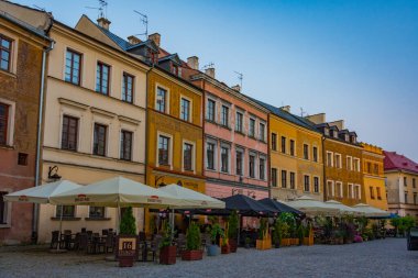 Lublin, Polonya, 23 Ağustos 2024: Lublin, Poland.IMAGE 'de Rynek Meydanı' ndaki renkli evlerin günbatımı