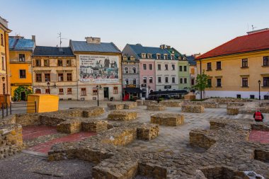 Lublin, Polonya, 23 Ağustos 2024: Lublin, Poland.IMAGE 'deki Plac Po Farze' nin günbatımı