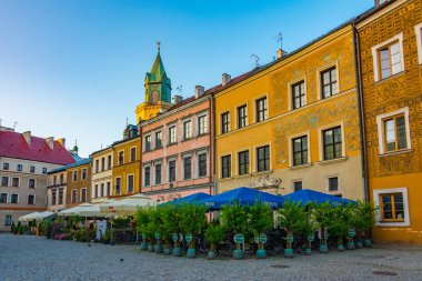 Lublin, Polonya, 23 Ağustos 2024: Lublin, Poland.IMAGE 'de Rynek Meydanı' ndaki renkli evlerin günbatımı