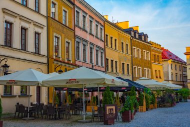 Lublin, Polonya, 23 Ağustos 2024: Lublin, Poland.IMAGE 'de Rynek Meydanı' ndaki renkli evlerin günbatımı