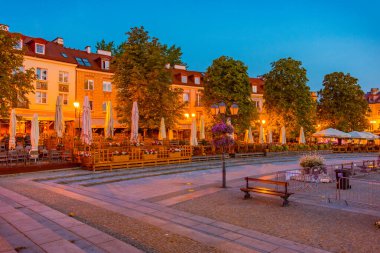 Bialystok, Polonya, 24 Ağustos 2024: Bialystok, Poland.IMAGE 'da Rynek Kosciuszki Meydanı' ndaki renkli evlerin gün doğumu manzarası