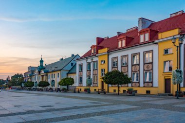 Bialystok, Polonya, 24 Ağustos 2024: Bialystok, Poland.IMAGE 'da Rynek Kosciuszki Meydanı' ndaki renkli evlerin gün doğumu manzarası