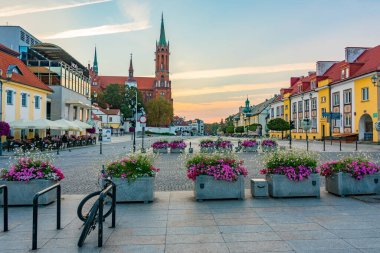 Bialystok, Polonya, 24 Ağustos 2024: Bialystok, Poland.IMAGE 'daki ana meydandan bakıldığında Kutsal Bakire Meryem' in Varsayımının Katedral Bazilikası 'nın gündoğumu görünümü.
