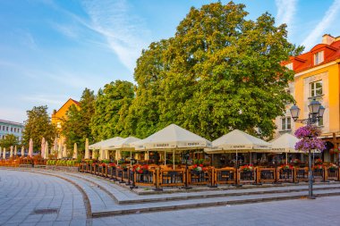 Bialystok, Polonya, 24 Ağustos 2024: Bialystok, Poland.IMAGE 'da Rynek Kosciuszki Meydanı' ndaki renkli evlerin gün doğumu manzarası