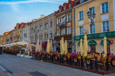 Bialystok, Polonya, 24 Ağustos 2024: Bialystok, Poland.IMAGE 'da Rynek Kosciuszki Meydanı' ndaki renkli evlerin gün doğumu manzarası
