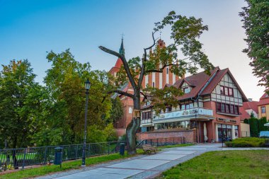 Olsztyn, Polonya, 24 Ağustos 2024: Poland.IMAGE 'deki Olsztyn katedralinin günbatımı