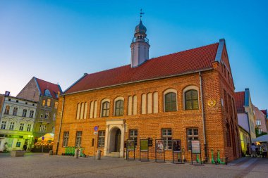 Olsztyn, Polonya, 24 Ağustos 2024: Olsztyn, Poland.IMAGE 'deki eski belediye binasının gün batımı manzarası