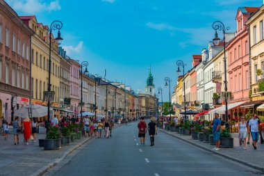 Varşova, Polonya, 25 Ağustos 2024: İnsanlar şimdi Varşova, Poland.IMAGE 'deki swiat caddesinde geziniyorlar.
