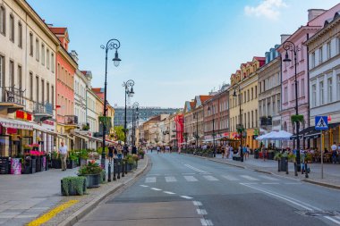 Varşova, Polonya, 25 Ağustos 2024: İnsanlar şimdi Varşova, Poland.IMAGE 'deki swiat caddesinde geziniyorlar.