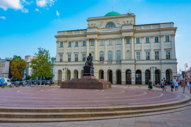 Varşova, Polonya, 25 Ağustos 2024: Varşova 'da Bilim Akademisi önünde astromoner Kopernik Heykeli.