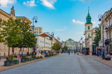 Varşova, Polonya, 25 Ağustos 2024: İnsanlar Krakowskie Przedmiescie Caddesi, Varşova, Poland.IMAGE