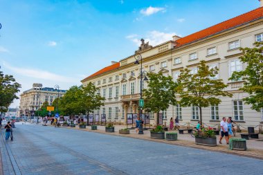 Varşova, Polonya, 25 Ağustos 2024: İnsanlar Krakowskie Przedmiescie Caddesi, Varşova, Poland.IMAGE