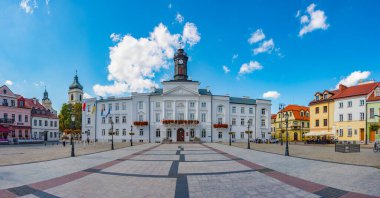 Plock, Polonya, 10 Ağustos 2024: Polonya 'nın Plock kentindeki beyaz belediye binası.