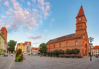 Torun, Polonya, 10 Ağustos 2024: Torun, Poland.IMAGE Kutsal Üçleme Kilisesi