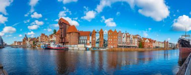 Gdansk, Polonya, 12 Ağustos 2024: Güneşli bir günde Gdansk limanı, Poland.IMAGE