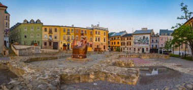 Lublin, Polonya, 23 Ağustos 2024: Lublin, Poland.IMAGE 'deki Plac Po Farze' nin günbatımı
