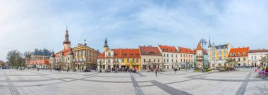 Pszczyna, Polonya, 31 Mart 2024: Polonya 'nın Pszczyna kentinin ana meydanı.