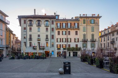 Como, İtalya, 30 Aralık 2024: İtalya 'nın Como.IMAGE kentindeki Piazza Alessandro Volta' da gün doğumu