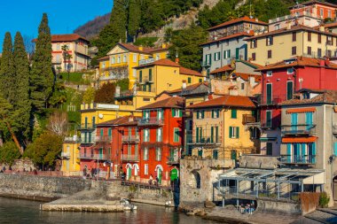 Varenna, İtalya, 31 Aralık 2024: İnsanlar Varenna, İtalya 'da göl kenarında geziniyorlar.
