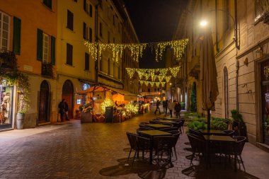 Como, İtalya, 1 Ocak 2025 'te İtalyan kasaba komedisinde bir caddede gün doğumu.