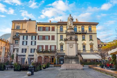 Como, İtalya, 1 Ocak 2025: İtalyan Como.IMAGE kentindeki Piazza Alessandro Volta 'da insanlar geziniyor.
