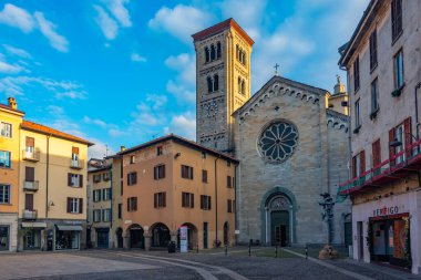 Como, İtalya, 1 Ocak 2025: San Fedele Bazilikası Como, İtalya.