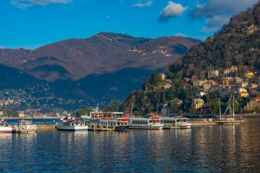 Como, İtalya, 1 Ocak 2025: İtalyan kentinde marina gündoğumu manzarası.