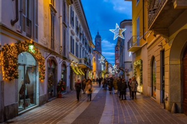 Monza, İtalya, 1 Ocak 2025, gün batımı İtalyan kasabası Monza 'nın merkezinde.