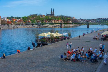 Prag, Çek Cumhuriyeti, 7 Nisan 2024: Vysehrad Prag, Çek Cumhuriyeti 'ndeki Vyton Köprüsü' nün arkasında.