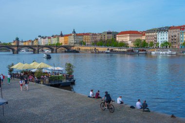 Prag, Çek Cumhuriyeti, 7 Nisan 2024: Prag, Çek Cumhuriyeti 'ndeki Vltava Nehri üzerindeki Palacky köprüsü.
