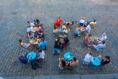 Prag, Çek Cumhuriyeti, 7 Nisan 2024: Çek Cumhuriyeti Prag, Vltava 'nın nehir kenarında içki içen insanlar. IMAGE