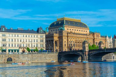 Prag, Çek Cumhuriyeti, 12 Nisan 2024: Prag Panoraması Ulusal Tiyatro, Prag, Çek Cumhuriyeti tarafından yönetiliyor. IMAGE