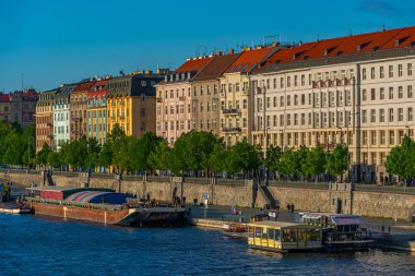 Prag, Çek Cumhuriyeti, 21 Nisan 2024: Prag 'da güneşli bir günde Vltava nehir kenarı, Çek Cumhuriyeti. IMAGE