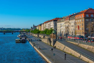 Prag, Çek Cumhuriyeti, 21 Nisan 2024: Prag 'da güneşli bir günde Vltava nehir kenarı, Çek Cumhuriyeti. IMAGE