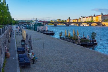 Prag, Çek Cumhuriyeti, 21 Nisan 2024: Prag 'da güneşli bir günde Vltava nehir kenarı, Çek Cumhuriyeti. IMAGE