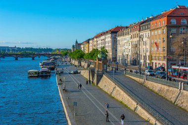 Prag, Çek Cumhuriyeti, 21 Nisan 2024: Prag 'da güneşli bir günde Vltava nehir kenarı, Çek Cumhuriyeti. IMAGE