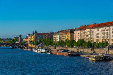 Prag, Çek Cumhuriyeti, 21 Nisan 2024: Prag 'da güneşli bir günde Vltava nehir kenarı, Çek Cumhuriyeti. IMAGE