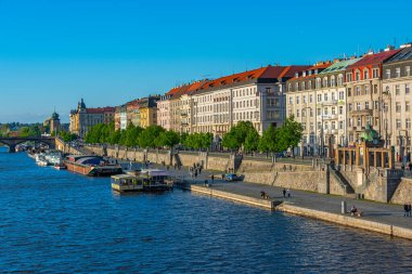 Prag, Çek Cumhuriyeti, 21 Nisan 2024: Prag 'da güneşli bir günde Vltava nehir kenarı, Çek Cumhuriyeti. IMAGE