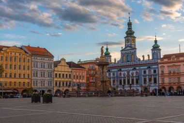 Ceske Budejovice, Çek Cumhuriyeti, 26 Nisan 2024: Çek Cumhuriyeti 'nin Ceske Budejovice kentindeki ana meydanın gün batımı görünümü.