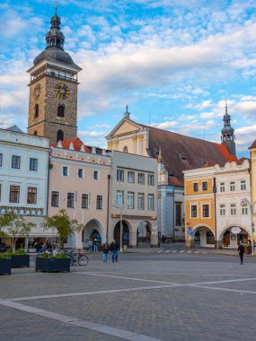 Ceske Budejovice, Çek Cumhuriyeti, 26 Nisan 2024: Çek Cumhuriyeti, Ceske Budejovice 'deki Aziz Nicholas kilisesinin gün batımı manzarası.