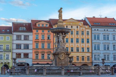 Ceske Budejovice, Çek Cumhuriyeti, 26 Nisan 2024: Çek Cumhuriyeti, Ceske Budejovice 'deki Samson çeşmesinin gün batımı manzarası.