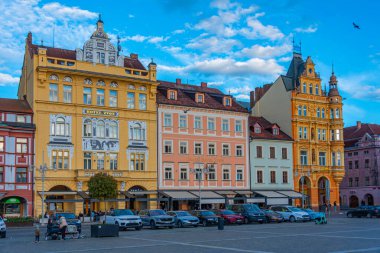 Ceske Budejovice, Çek Cumhuriyeti, 26 Nisan 2024: Çek Cumhuriyeti 'nin Ceske Budejovice kentindeki ana meydanın gün batımı görünümü.