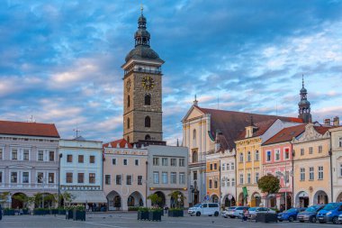 Ceske Budejovice, Çek Cumhuriyeti, 26 Nisan 2024: Çek Cumhuriyeti, Ceske Budejovice 'deki Aziz Nicholas kilisesinin gün batımı manzarası.