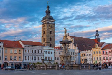 Ceske Budejovice, Çek Cumhuriyeti, 26 Nisan 2024: Çek Cumhuriyeti, Ceske Budejovice 'deki Saint Nicholas Kilisesi ve Samson çeşmesinin gün batımı manzarası.