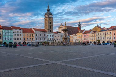Ceske Budejovice, Çek Cumhuriyeti, 26 Nisan 2024: Çek Cumhuriyeti, Ceske Budejovice 'deki Saint Nicholas Kilisesi ve Samson çeşmesinin gün batımı manzarası.
