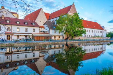 Ceske Budejovice, Çek Cumhuriyeti, 26 Nisan 2024: Çek Cumhuriyeti, Ceske Budejovice 'den geçen Malse' nin Riverside kenti.